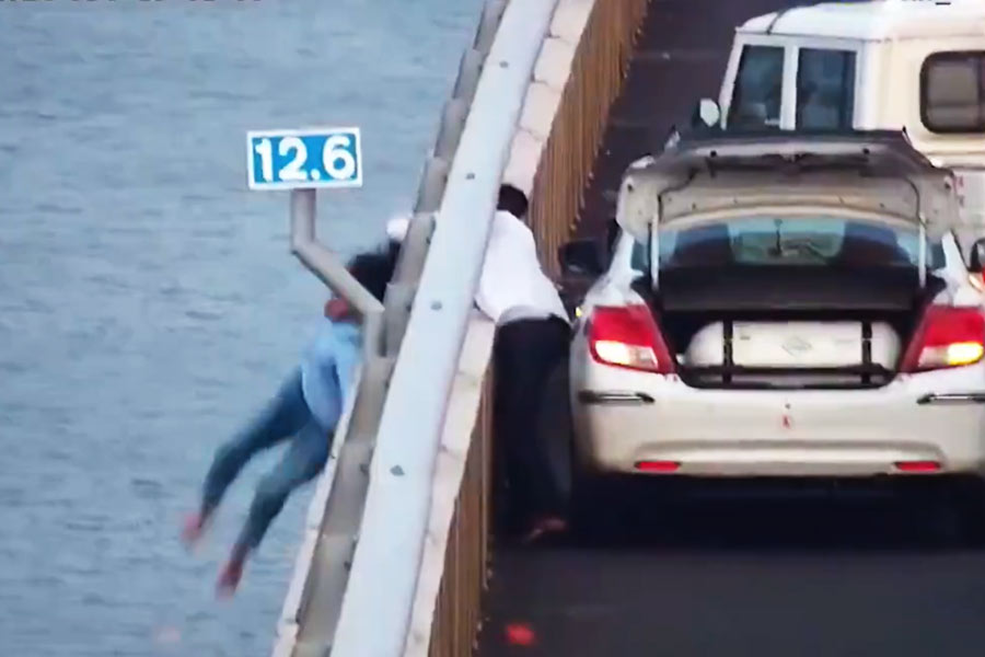 Taxi driver, traffic cops rescue woman from plunging into sea from Atal Setu