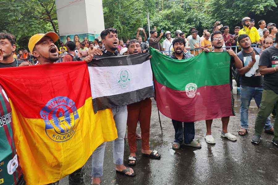 In rare sight, East Bengal, Mohun Bagan supporters come together to protest Kolkata horror