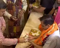 Kejriwal seeks Lord Hanuman's blessings