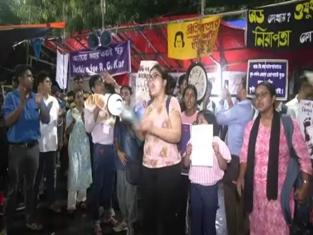 Doctors in West Bengal begin indefinite hunger strike